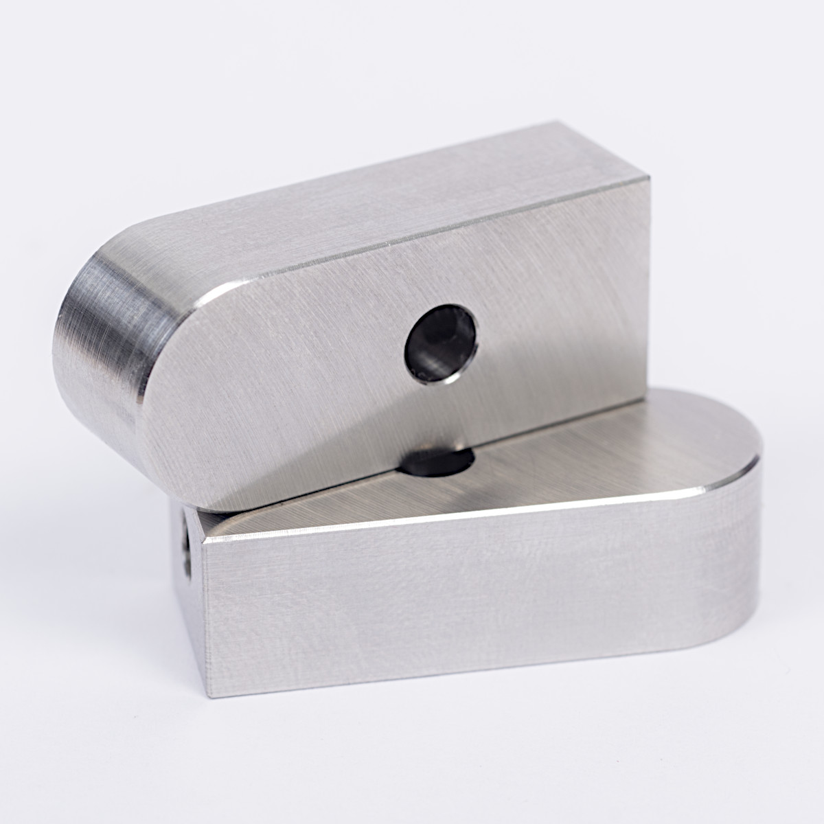 Zwei daumengroße Edelstahlteile übereinander